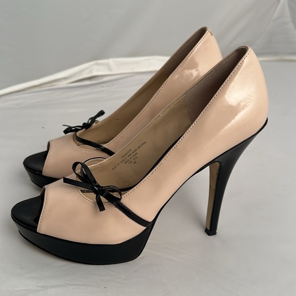 Enzo Angiolini Savoye nude and black patent leather platform peep toe heels - Picture 4 of 9